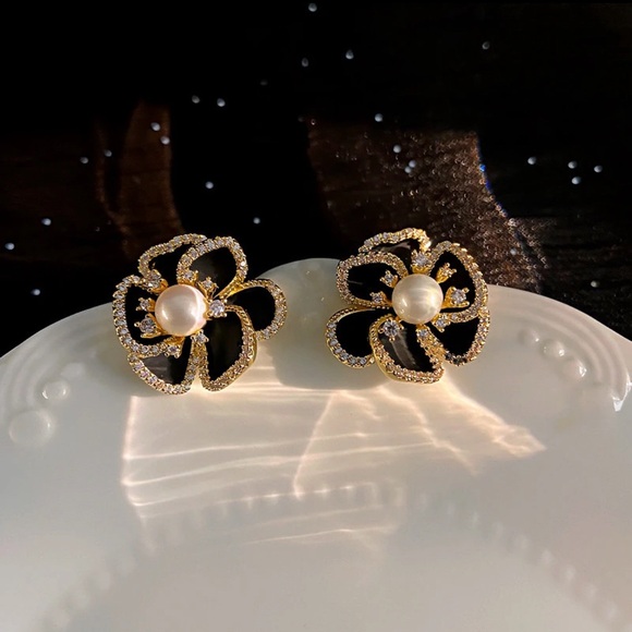 🆕Black flower with pearl stud earring - Picture 2 of 4